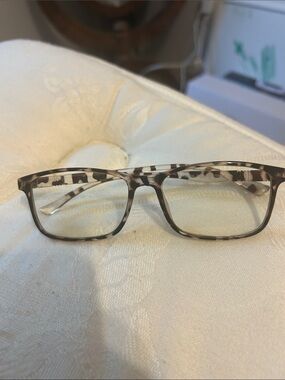 Reading glasses with clear leopard print frame